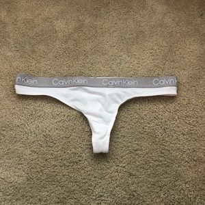 Calvin Klein Women’s Thong White Size Medium